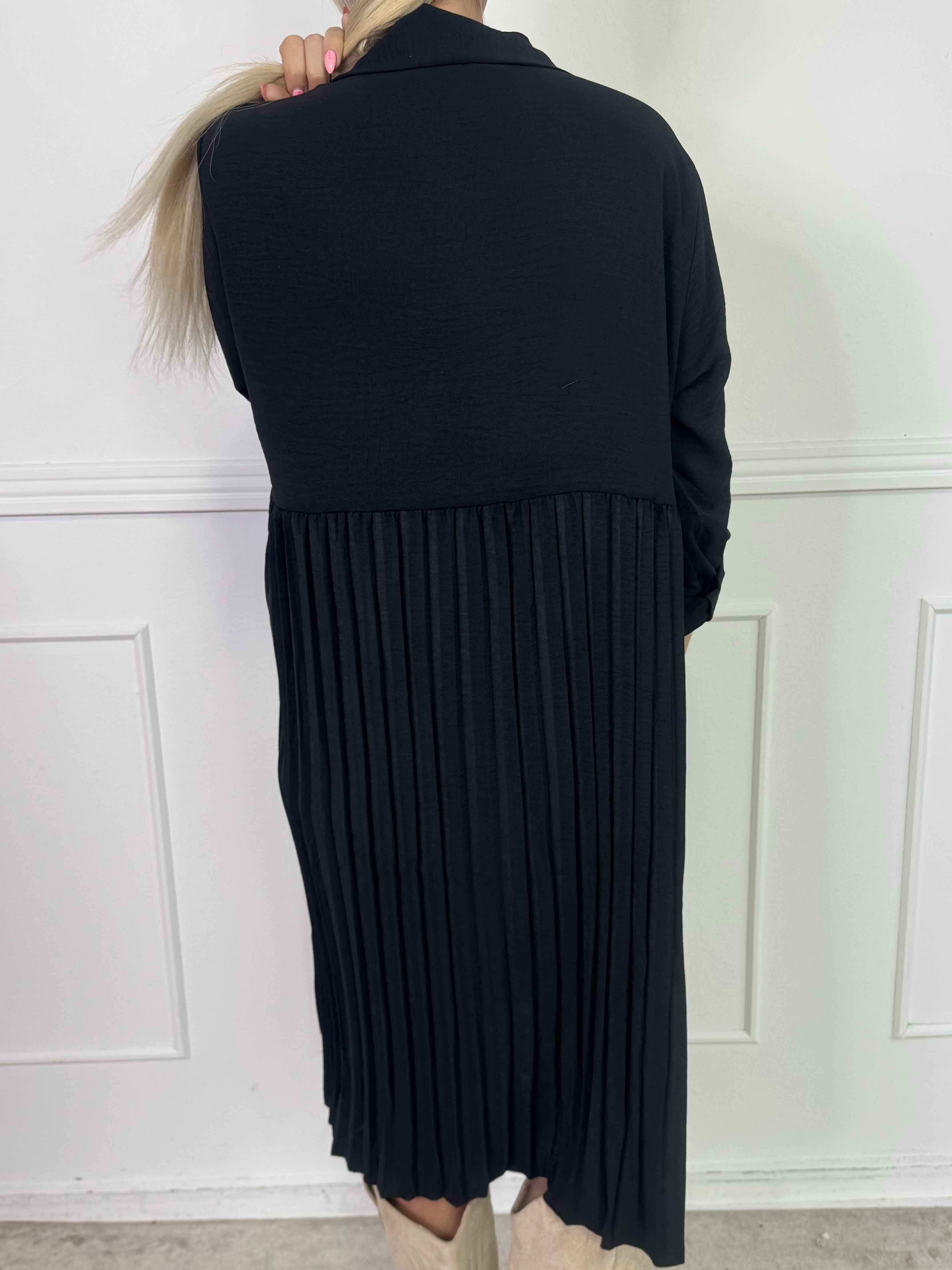 Betsy - Elegant skjortekjole i blød viskose med plisseret skørt